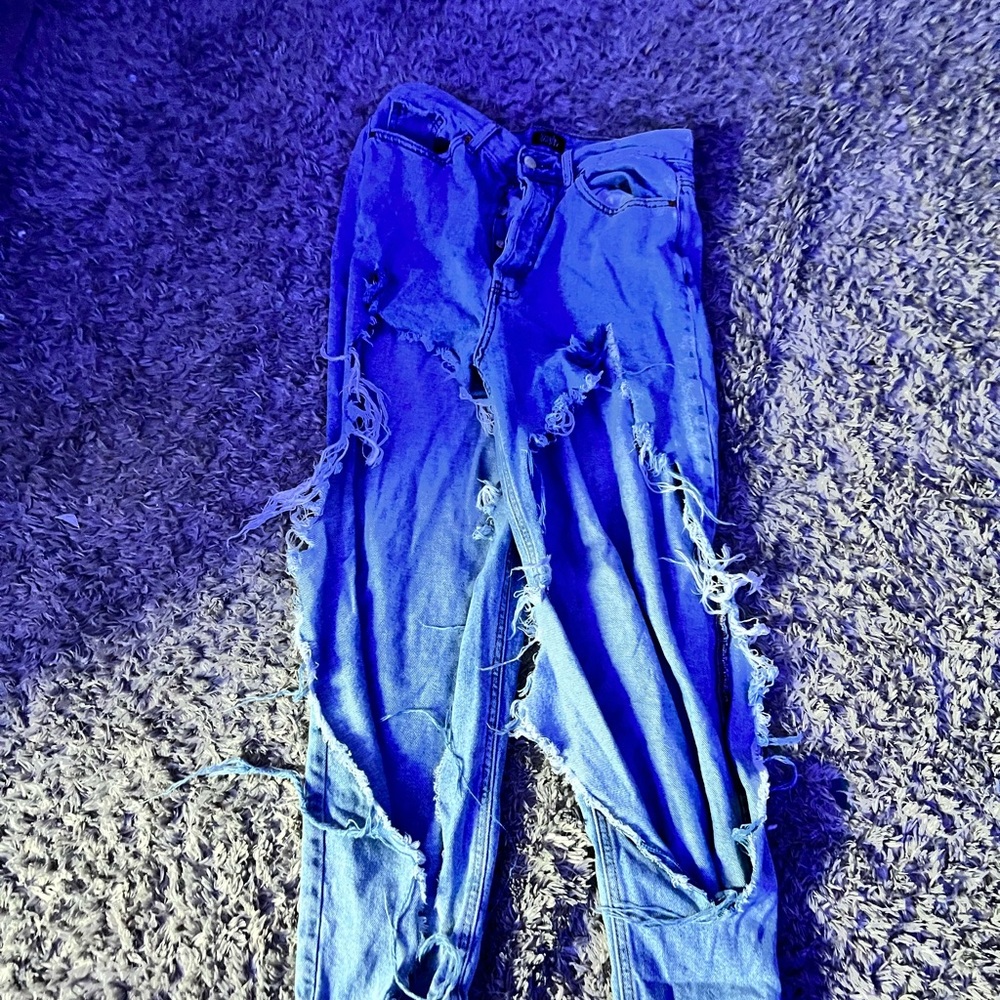 Extra ripped baggy jeans